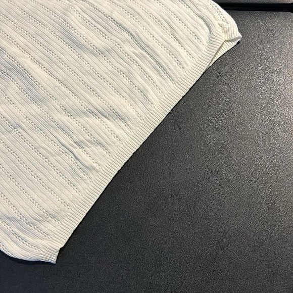 Adorable beige knit top with beautiful sea shell accent buttons - Picture 5 of 8